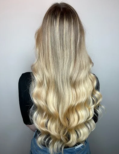 Blonde balayage met golven