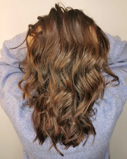 Caramel highlights met krullen